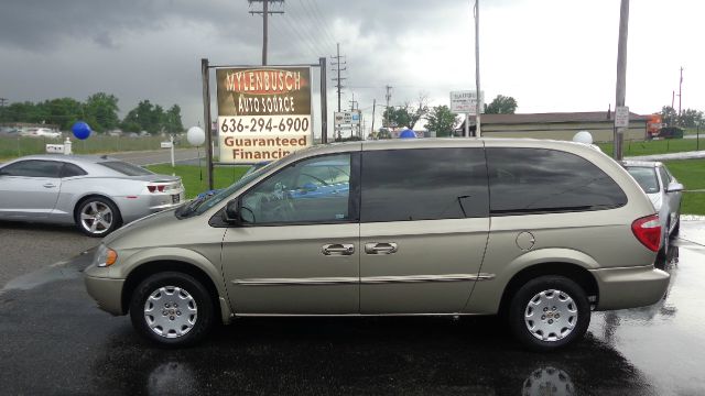 Chrysler Town and Country 2002 photo 1