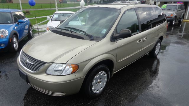 Chrysler Town and Country 2002 photo 2