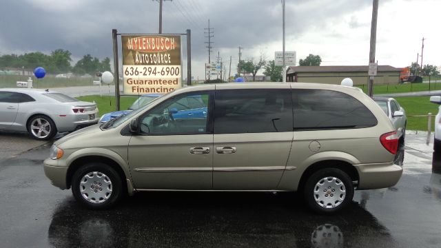 Chrysler Town and Country 2002 photo 3