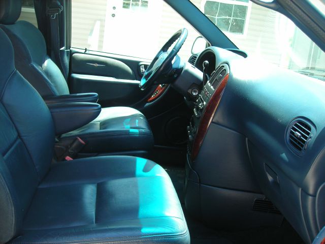 Chrysler Town and Country 2002 photo 10