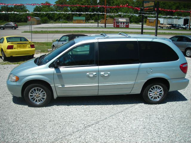 Chrysler Town and Country 2002 photo 3
