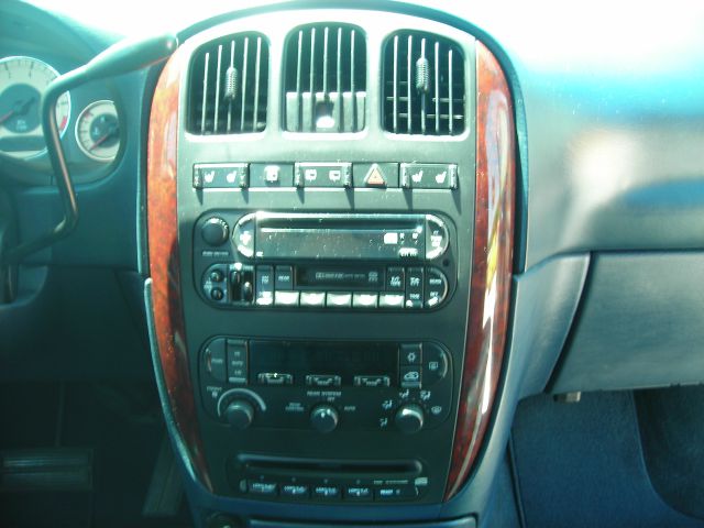 Chrysler Town and Country 2002 photo 6