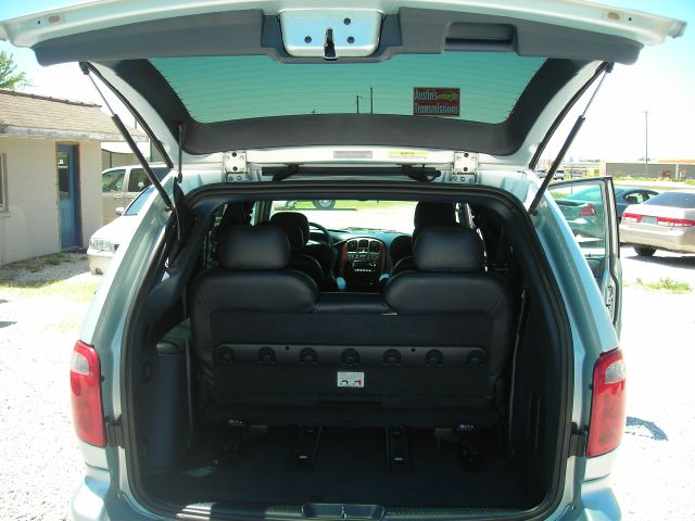 Chrysler Town and Country 2002 photo 7