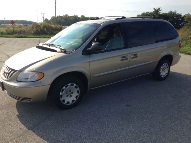 Chrysler Town and Country 2002 photo 1