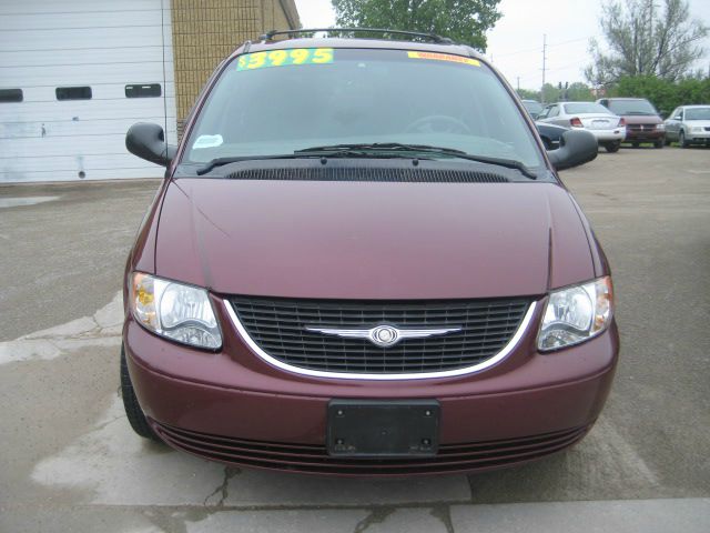 Chrysler Town and Country 2002 photo 2