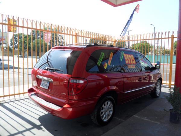 Chrysler Town and Country 2002 photo 2