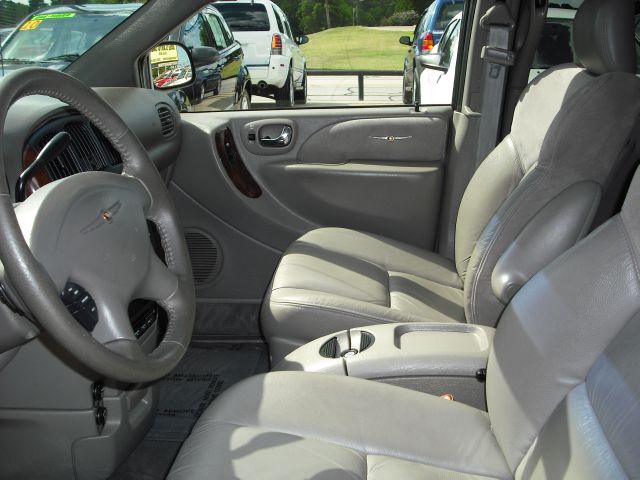 Chrysler Town and Country 2002 photo 1