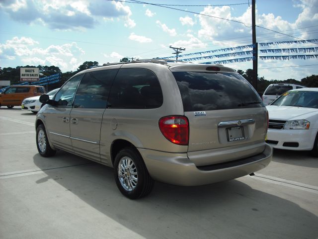 Chrysler Town and Country 2002 photo 2