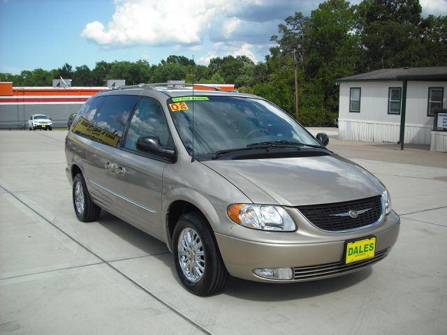 Chrysler Town and Country 2002 photo 3