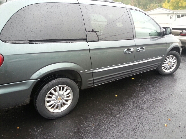 Chrysler Town and Country 2002 photo 1