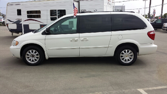 Chrysler Town and Country 2002 photo 2