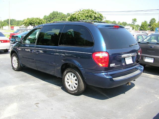 Chrysler Town and Country 2002 photo 1