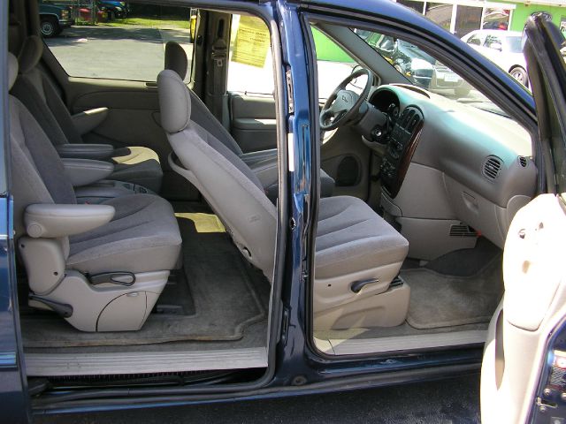 Chrysler Town and Country 2002 photo 2