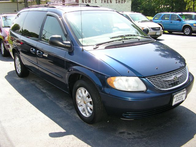 Chrysler Town and Country 2002 photo 3