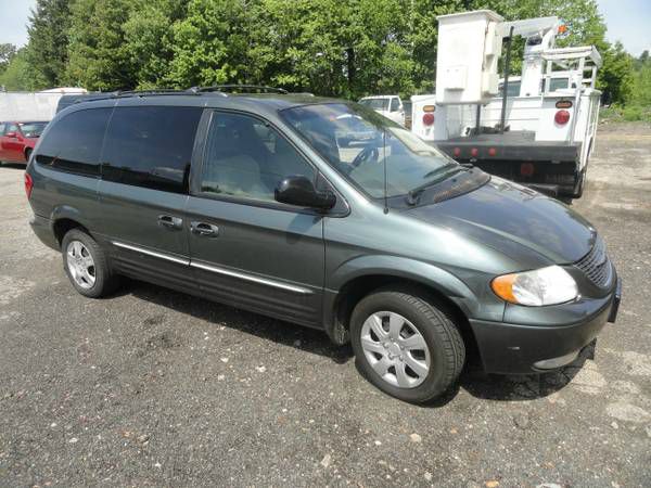 Chrysler Town and Country 2002 photo 2