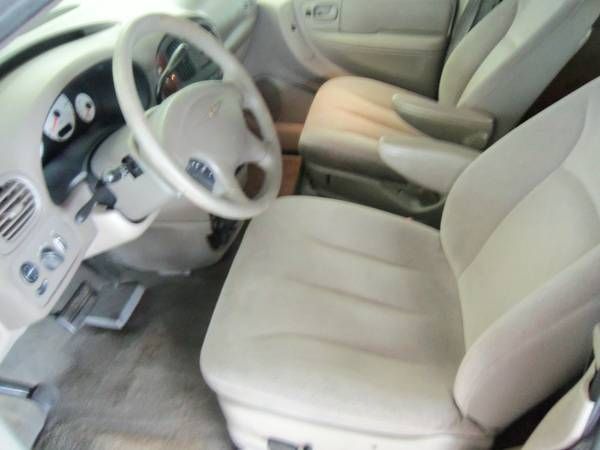 Chrysler Town and Country 2003 photo 1