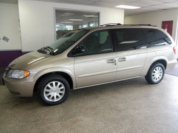 Chrysler Town and Country 2003 photo 2