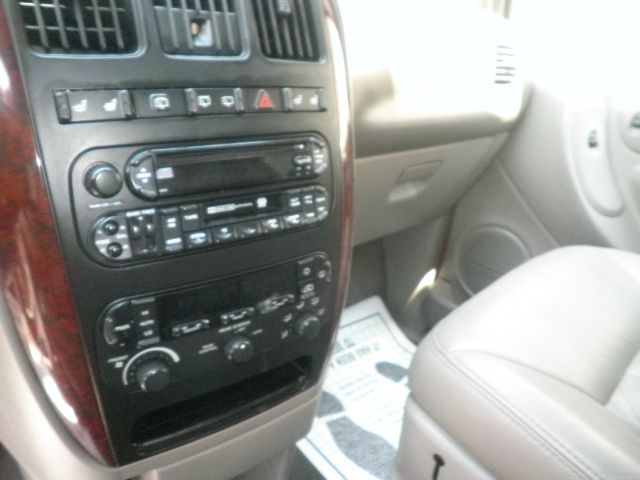 Chrysler Town and Country 2003 photo 1