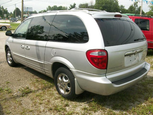 Chrysler Town and Country 2003 photo 3