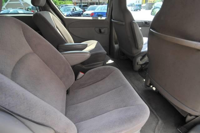 Chrysler Town and Country 2003 photo 1