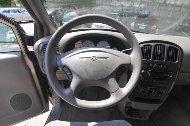 Chrysler Town and Country 2003 photo 2