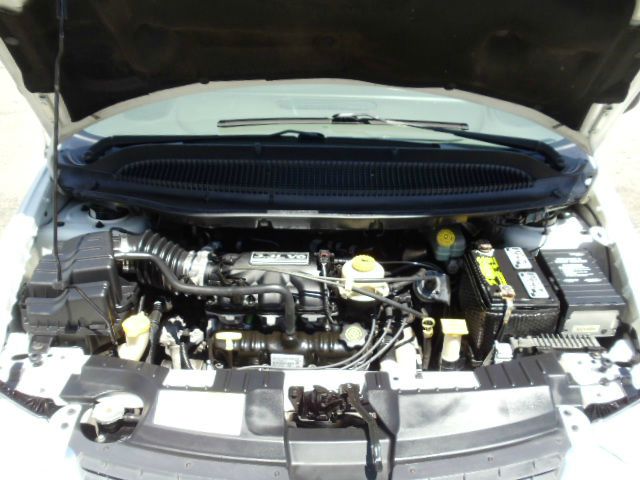 Chrysler Town and Country 2003 photo 2