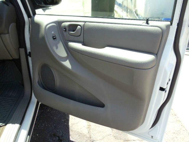 Chrysler Town and Country 2003 photo 3