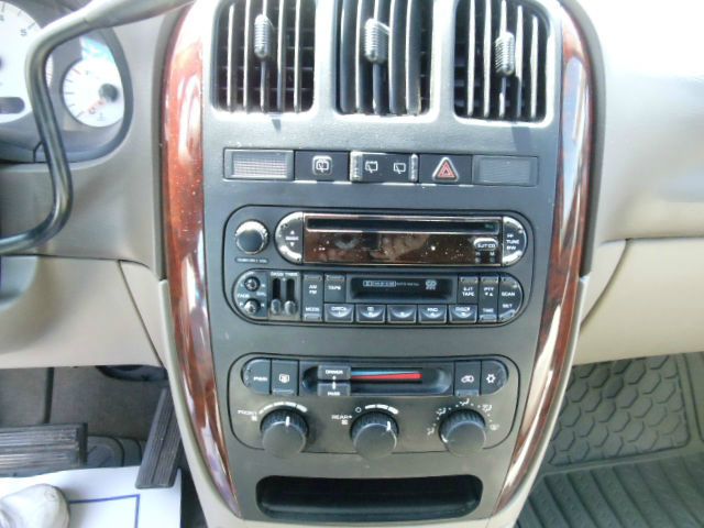 Chrysler Town and Country 2003 photo 6