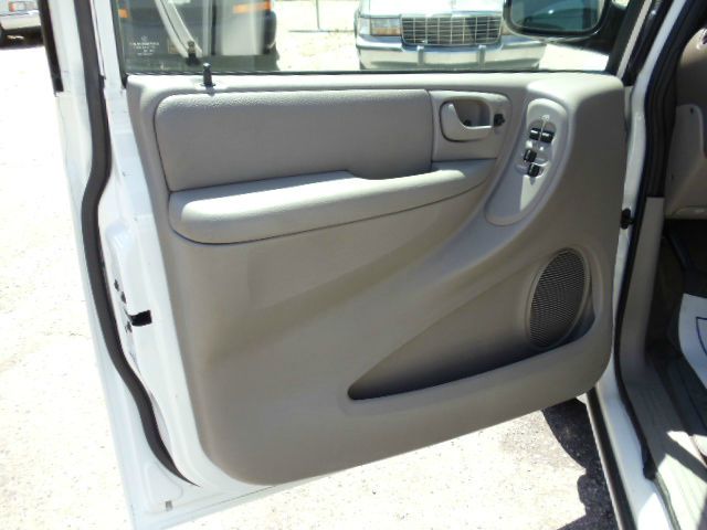 Chrysler Town and Country 2003 photo 8