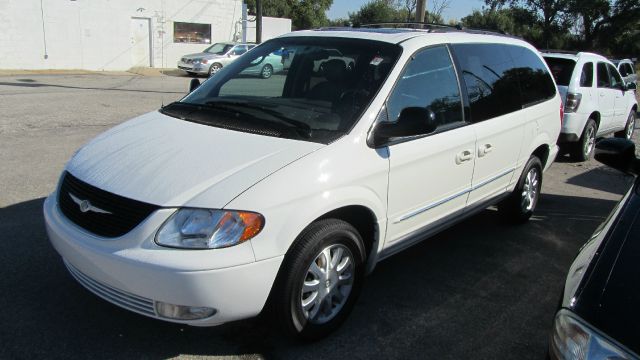 Chrysler Town and Country 2003 photo 1