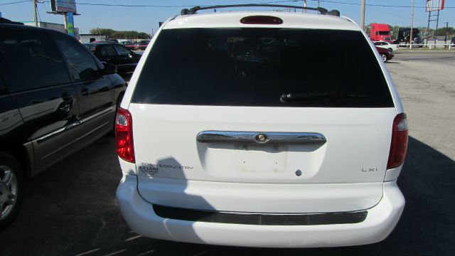 Chrysler Town and Country 2003 photo 3