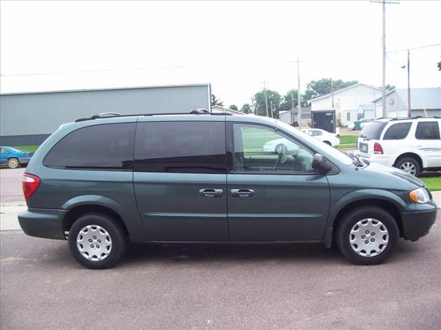 Chrysler Town and Country 2003 photo 2