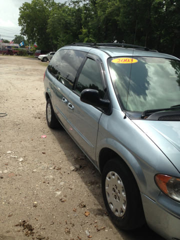 Chrysler Town and Country 2003 photo 2