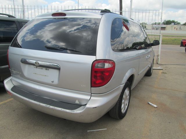 Chrysler Town and Country 2003 photo 2