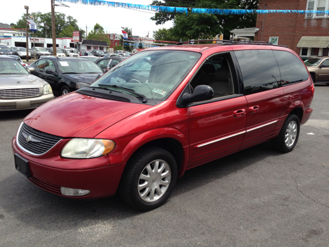 Chrysler Town and Country 2003 photo 1