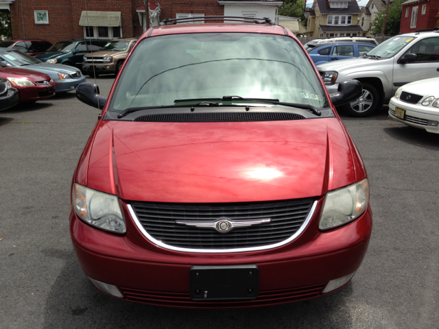Chrysler Town and Country 2003 photo 2