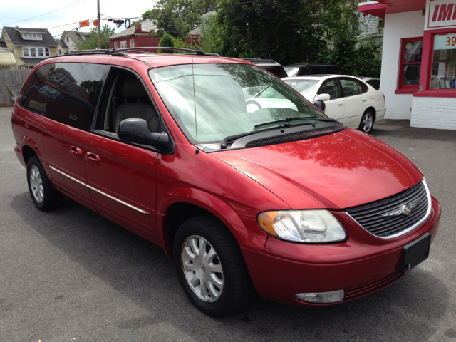 Chrysler Town and Country 2003 photo 3