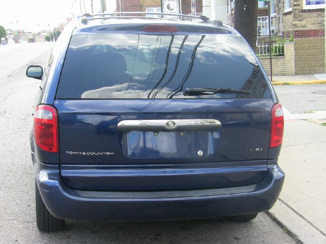 Chrysler Town and Country 2003 photo 2