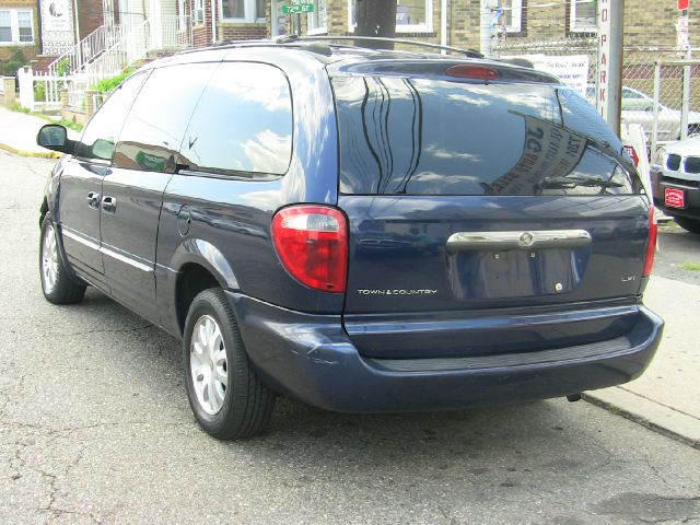 Chrysler Town and Country 2003 photo 3