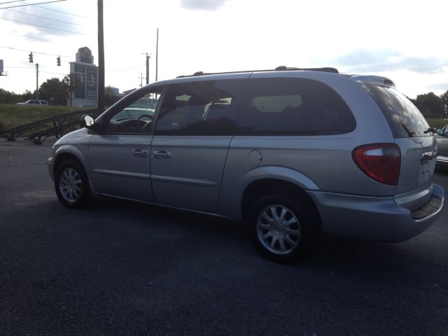Chrysler Town and Country 2003 photo 14