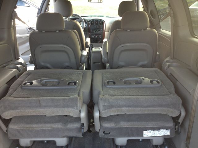 Chrysler Town and Country 2003 photo 2