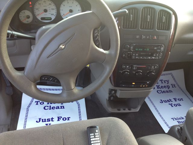 Chrysler Town and Country 2003 photo 9