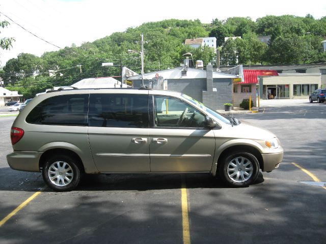 Chrysler Town and Country 2003 photo 3