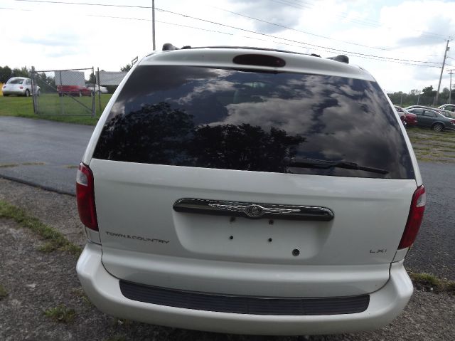 Chrysler Town and Country 2003 photo 1