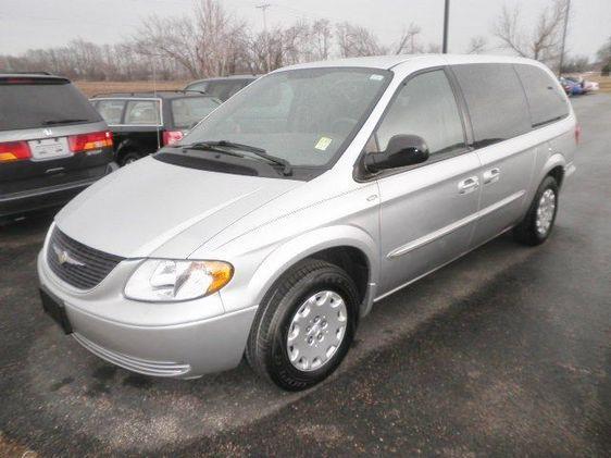 Chrysler Town and Country 2003 photo 2