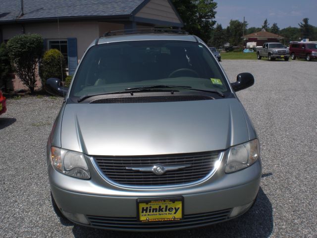 Chrysler Town and Country 2003 photo 1