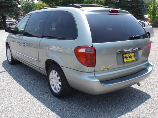 Chrysler Town and Country 2003 photo 2