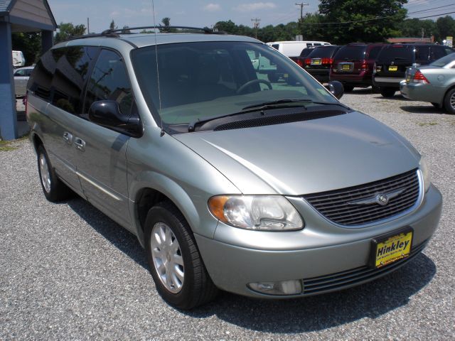 Chrysler Town and Country 2003 photo 3
