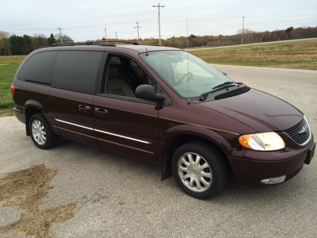Chrysler Town and Country 2003 photo 2