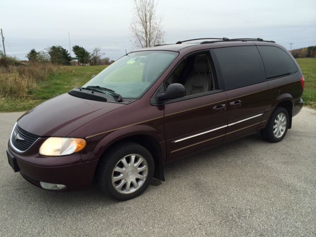 Chrysler Town and Country 2003 photo 3
